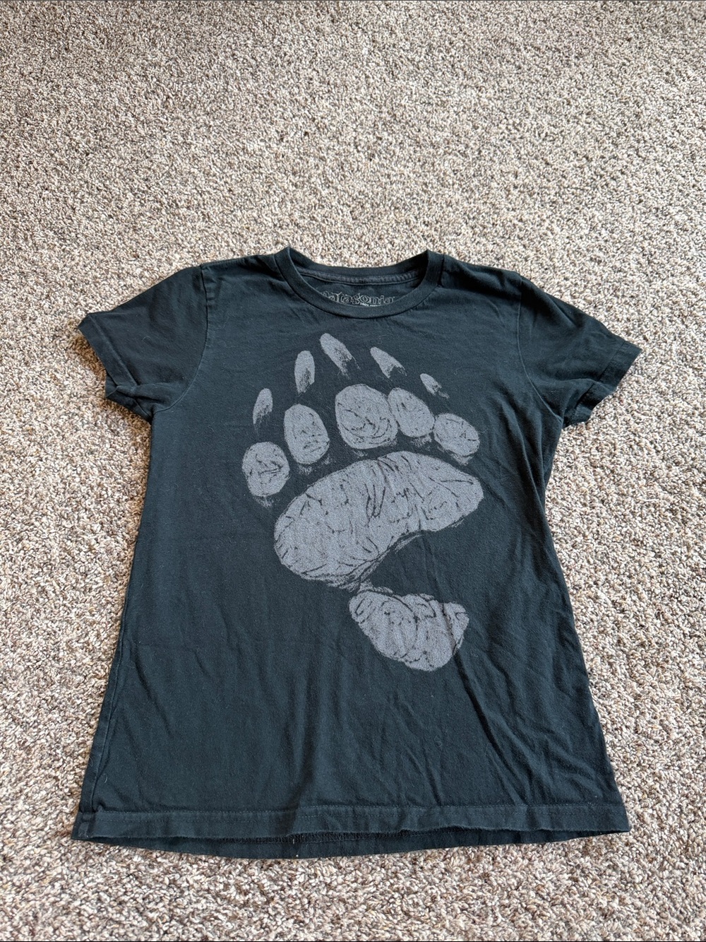 Patagonia Black Grizzly Bear Paw T-Shirt with Gray Graphic Size Small